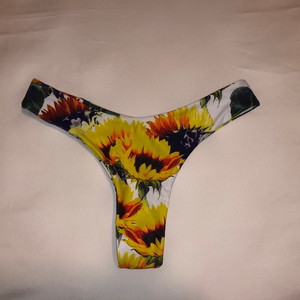 Brazilian Floral Thong Sz Small 🤩